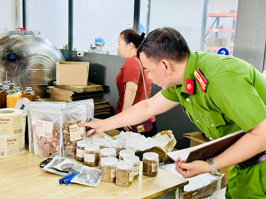 Đoàn kiểm tra liên ngành của tỉnh kiểm tra tại hộ kinh doanh Tiệm Phố Núi. Ảnh: N.N xu-ly-nghiem-vi-pham-an-toan-thuc-pham-bg.jpg