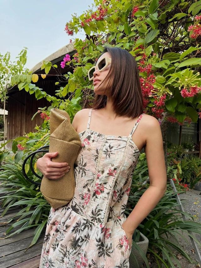 Họa tiết hoa cổ điển gợi nhắc đến thiên nhiên thanh tịnh, dịu dàng như một chiều hè Á Đông đầy gợi cảm. ẢNH: YV LE&CO Họa tiết hoa cổ điển gợi nhắc đến thiên nhiên thanh tịnh, dịu dàng như một chiều hè Á Đông đầy gợi cảm. ẢNH: YV LE&CO