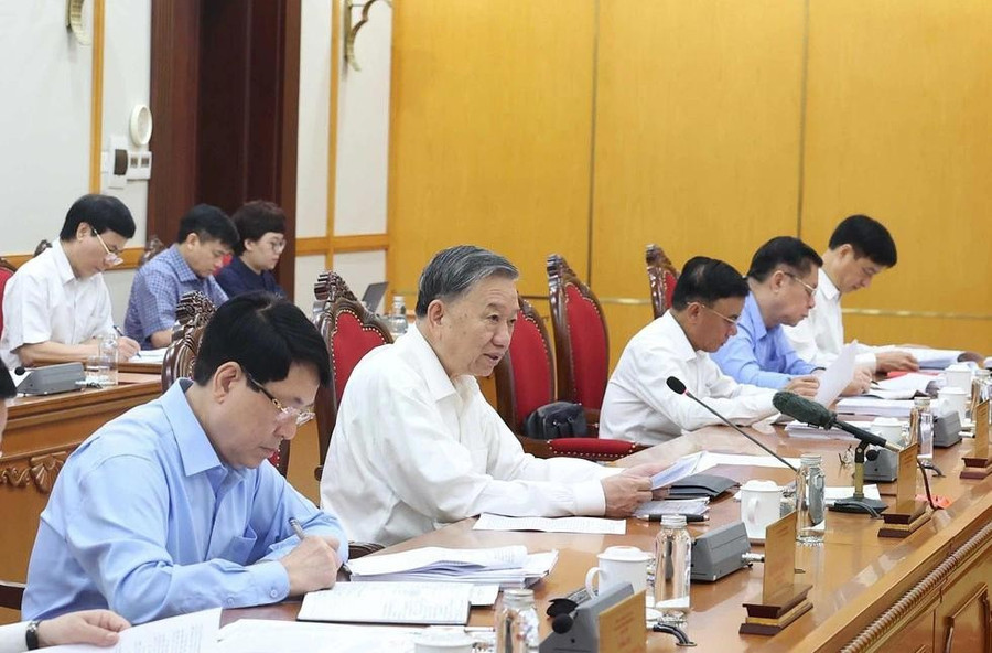 Bộ Chính trị, Ban Bí thư yêu cầu kịp thời chi trả chế độ, chính sách khi thực hiện việc sáp nhập, sắp xếp. ẢNH: TTXVN Bộ Chính trị, Ban Bí thư yêu cầu kịp thời chi trả chế độ, chính sách khi thực hiện việc sáp nhập, sắp xếp. ẢNH: TTXVN