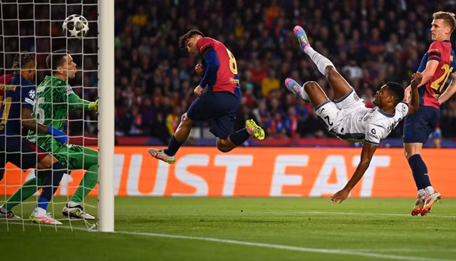 Denzel Dumfries tung người móc bóng ghi bàn thứ nhì