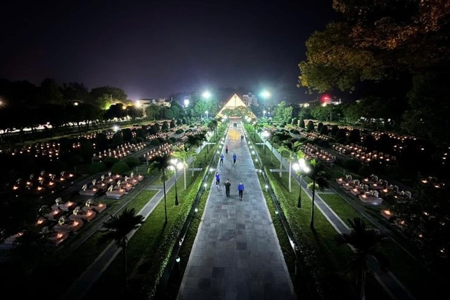 Từ trên cao nhìn xuống, nghĩa trang liệt sĩ A1 rực sáng trong đêm tưởng niệm. Từ trên cao nhìn xuống, nghĩa trang liệt sĩ A1 rực sáng trong đêm tưởng niệm.
