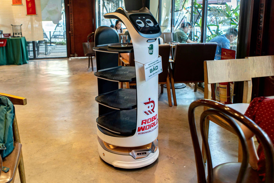 Robot phục vụ tên "Bảo" có khả năng mang đồ uống đến tận bàn cho khách hàng. ẢNH: MINH NHÂN Robot phục vụ tên "Bảo" có khả năng mang đồ uống đến tận bàn cho khách hàng. ẢNH: MINH NHÂN