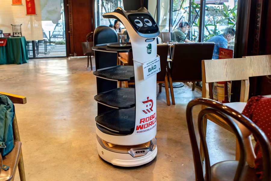 Robot phục vụ tên "Bảo" có khả năng mang đồ uống đến tận bàn cho khách hàng. ẢNH: MINH NHÂN