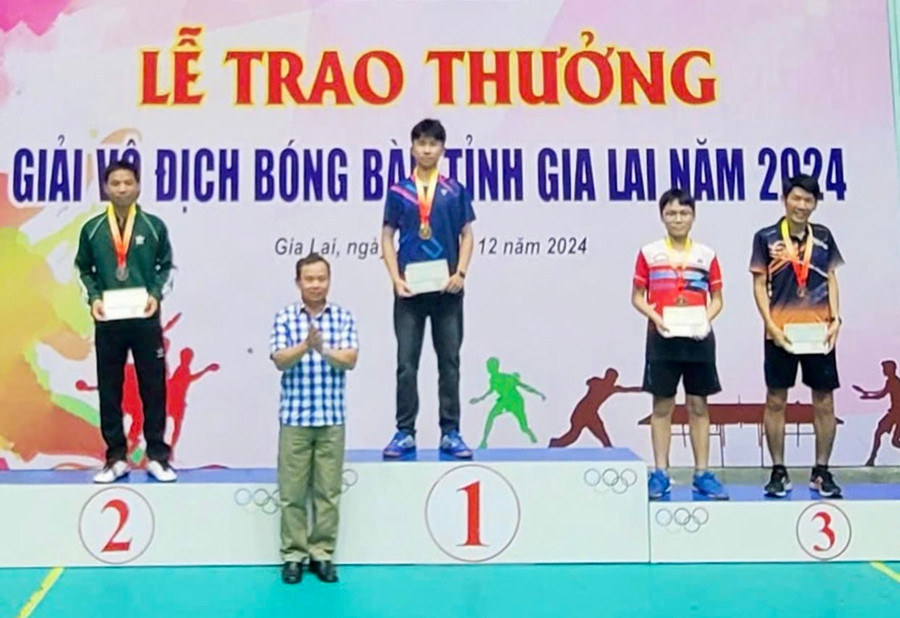 Lê Tiến Dũng (thứ ba từ phải sang) đạt huy chương vàng nội dung đơn nam phong trào tình Gia Lai năm 2024 (ảnh nhân vật cung cấp). 2.jpg