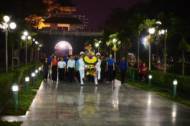 Bắt đầu buổi lễ là nghi thức thỉnh chuông và dâng vòng hoa Bắt đầu buổi lễ là nghi thức thỉnh chuông và dâng vòng hoa
