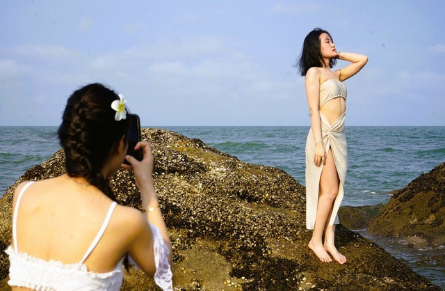 Khách du lịch lưu lại những khoảnh khắc đẹp ở Sầm Sơn Khách du lịch lưu lại những khoảnh khắc đẹp ở Sầm Sơn