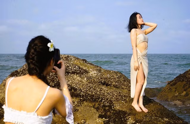 Khách du lịch lưu lại những khoảnh khắc đẹp ở Sầm Sơn