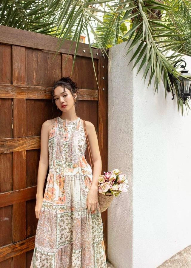 Với phong cách và họa tiết vintage, chị em có thể dễ dàng diện chúng xuất hiện trong những buổi cà phê cuối tuần, kỳ nghỉ biển hay thậm chí là những buổi tiệc vườn nhẹ nhàng và lãng mạn. ẢNH: YV LE&CO Với phong cách và họa tiết vintage, chị em có thể dễ dàng diện chúng xuất hiện trong những buổi cà phê cuối tuần, kỳ nghỉ biển hay thậm chí là những buổi tiệc vườn nhẹ nhàng và lãng mạn. ẢNH: YV LE&CO
