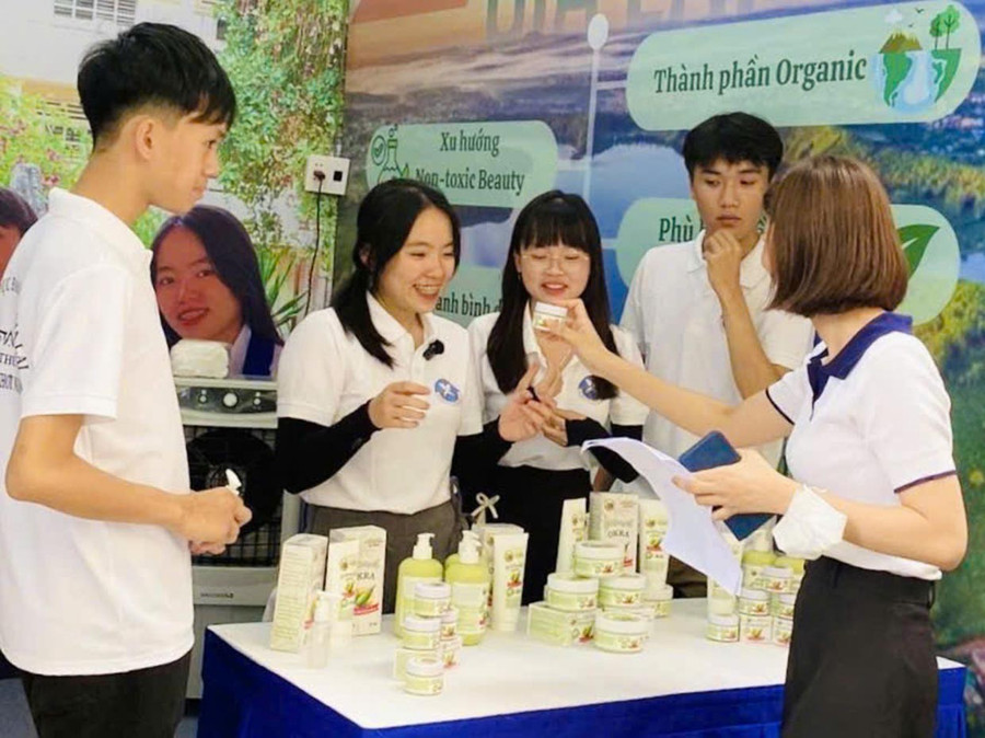 Khách hàng tìm hiểu về dòng sản phẩm mới lạ của nhóm dự án tại “Ngày hội khởi nghiệp quốc gia của học sinh, sinh viên lần thứ VII” năm 2025 (ảnh đơn vị cung cấp). 22.jpg