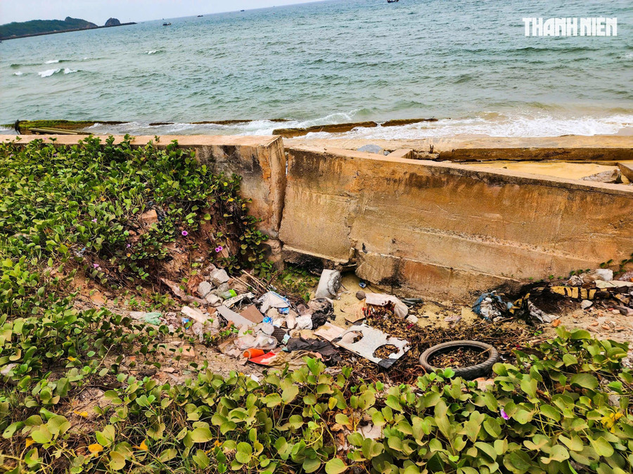 Những đoạn bị sụt lún, người dân còn tận dụng để đổ rác thải, gây ô nhiễm môi trường. ẢNH: HẢI PHONG