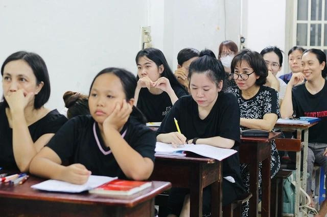 Học viên ở lớp ngoại ngữ miễn phí chùa Lá đủ mọi lứa tuổi. Ảnh: Thái Thanh 4lophc.jpg