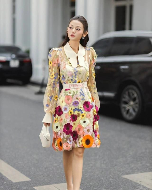 Những bộ đôi áo và quần hoặc áo và chân váy với cùng một họa tiết hoa lá không chỉ giúp người mặc tiết kiệm thời gian phối đồ mà còn tạo nên một tổng thể hài hòa. ẢNH: @EVERCHIC_OFFICIAL Những bộ đôi áo và quần hoặc áo và chân váy với cùng một họa tiết hoa lá không chỉ giúp người mặc tiết kiệm thời gian phối đồ mà còn tạo nên một tổng thể hài hòa. ẢNH: @EVERCHIC_OFFICIAL