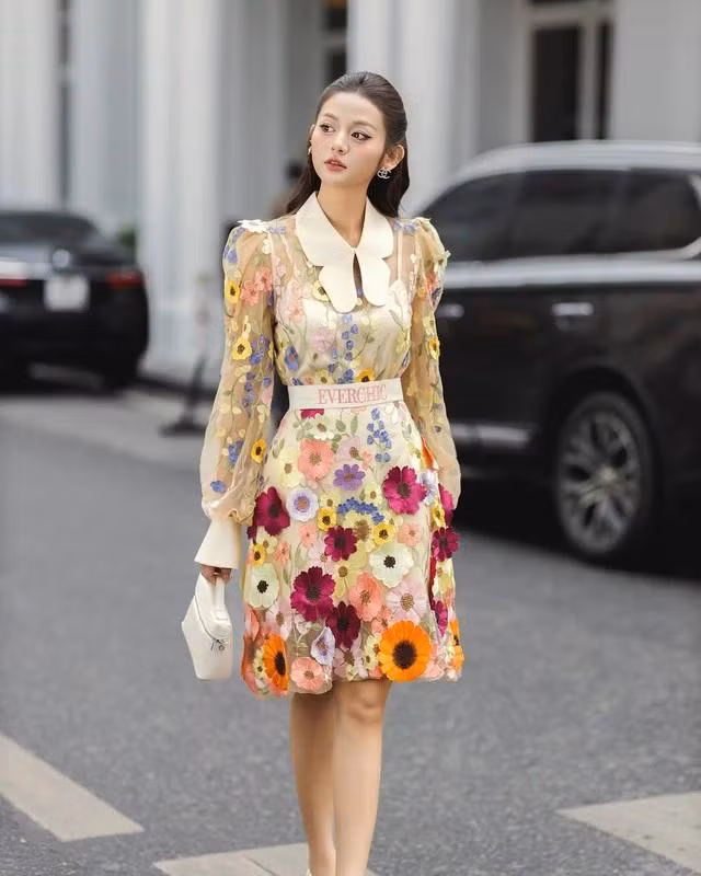 Những bộ đôi áo và quần hoặc áo và chân váy với cùng một họa tiết hoa lá không chỉ giúp người mặc tiết kiệm thời gian phối đồ mà còn tạo nên một tổng thể hài hòa. ẢNH: @EVERCHIC_OFFICIAL