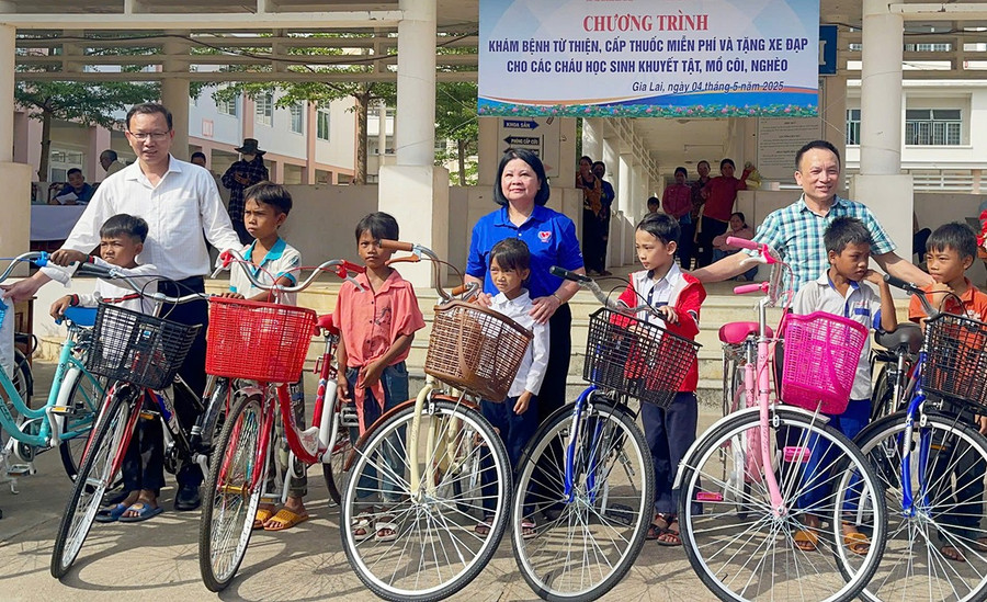 Hội Bảo trợ người khuyết tật và trẻ mồ côi Việt Nam phối hợp với Phòng khám-chữa bệnh Chữ thập đỏ Đông Anh, UBND thị xã Ayun Pa trao tặng xe đạp cho các em học sinh nghèo vượt khó. Ảnh: V.C 1vc.jpg