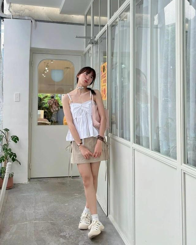 Sneakers trắng từ lâu đã là phụ kiện không thể thiếu trong tủ đồ của bất kỳ ai yêu thời trang. ẢNH: @SIXI.OFFICIAL Sneakers trắng từ lâu đã là phụ kiện không thể thiếu trong tủ đồ của bất kỳ ai yêu thời trang. ẢNH: @SIXI.OFFICIAL