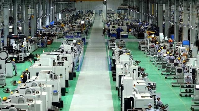 Dây chuyền sản xuất bên trong nhà máy công nghiệp hỗ trợ của THACO tại KCN THACO Chu Lai (Quảng Nam) Dây chuyền sản xuất bên trong nhà máy công nghiệp hỗ trợ của THACO tại KCN THACO Chu Lai (Quảng Nam)