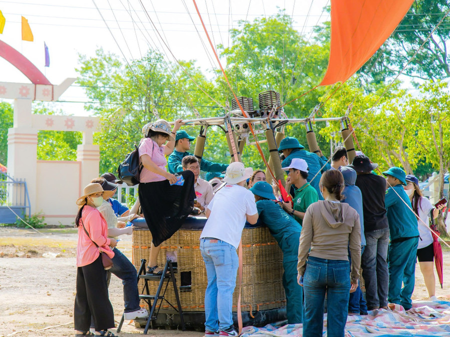 Du khách trải nghiệm bay khinh khí cầu tại H.Buôn Đôn Du khách trải nghiệm bay khinh khí cầu tại H.Buôn Đôn
