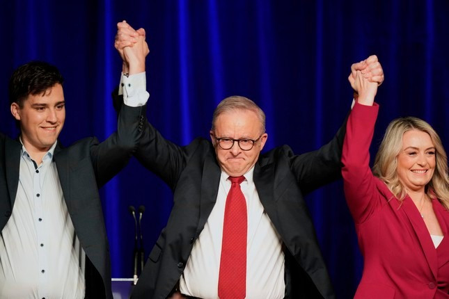 Thủ tướng Úc Anthony Albanese (giữa) mừng chiến thắng bầu cử. Ảnh: AP Thủ tướng Úc Anthony Albanese (giữa) mừng chiến thắng bầu cử. Ảnh: AP