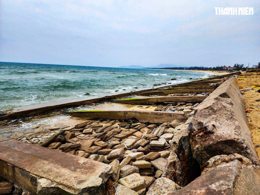Trao đổi với PV Thanh Niên, ông Lê Đăng Tuấn, Chủ tịch UBND TX.Hoài Nhơn, cho biết kè Tam Quan bị hư hỏng từ lâu, cách đây 2 năm chính quyền địa phương đã kiến nghị T.Ư hỗ trợ vốn nhưng chưa có nguồn lực. &quot;Chính quyền địa phương đã kiến nghị lên các cấp, xin đề xuất làm khoảng 5 km kè chống sạt lở bờ biển từ bờ biển Tam Quan Bắc đến Hoài Thanh (TX.Hoài Nhơn - PV) với kinh phí gần 1.000 tỉ đồng&quot;, ông Tuấn nói. ẢNH: HẢI PHONG