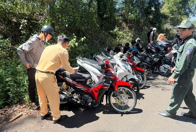 Lực lượng CSGT thống kê phương tiện bị tạm giữ. Lực lượng CSGT thống kê phương tiện bị tạm giữ.