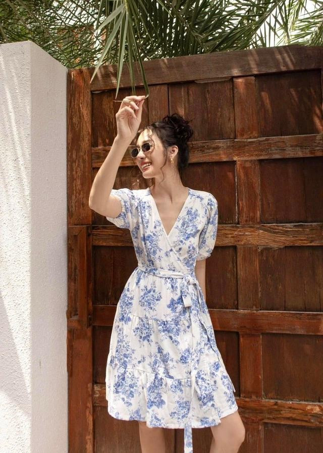 Đầm ngắn hoa xanh với cổ chữ V và dây chéo mang cảm hứng từ kimono, là sự kết hợp hài hòa giữa nét truyền thống và tinh thần tối giản hiện đại. ẢNH: YV LE&CO Đầm ngắn hoa xanh với cổ chữ V và dây chéo mang cảm hứng từ kimono, là sự kết hợp hài hòa giữa nét truyền thống và tinh thần tối giản hiện đại. ẢNH: YV LE&CO