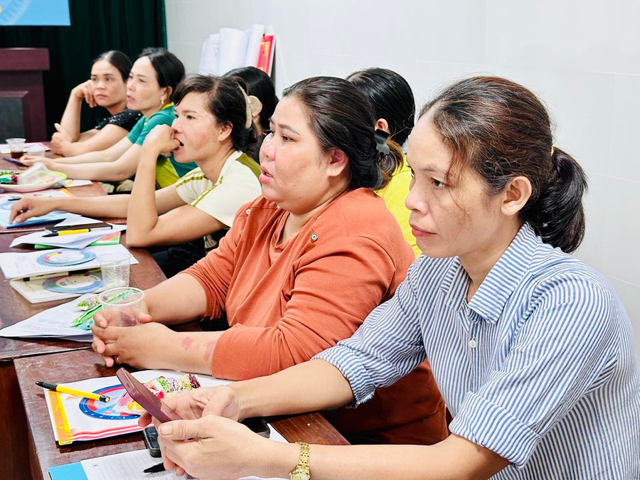 Chị Rơ Châm H’Nhoai (bìa phải; làng Bua, xã Ia Pnôn, huyện Đức Cơ) tham gia tập huấn cập nhật kiến thức cho cô đỡ thôn bản. Ảnh: Như Nguyện 2nn.jpg