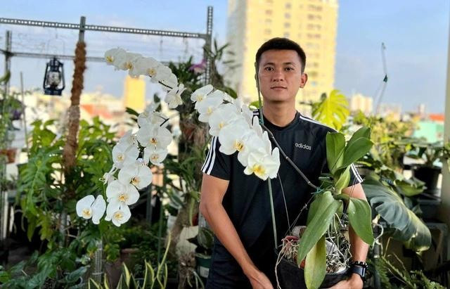 Anh Tướng thích trồng kiểng lá, hoa... ẢNH: NVCC Anh Tướng thích trồng kiểng lá, hoa... ẢNH: NVCC