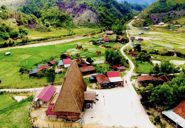 Làng du lịch cộng đồng thôn Vi Rơ Ngheo. Làng du lịch cộng đồng thôn Vi Rơ Ngheo.