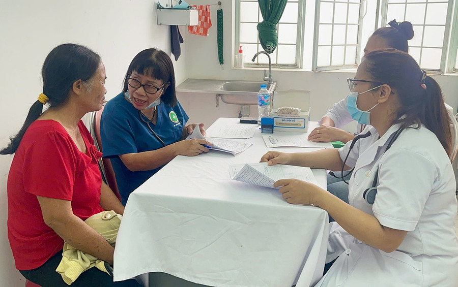 Cùng với khám bệnh, các y-bác sĩ tư vấn người bệnh về chế độ dinh dưỡng, sinh hoạt, vận động nhằm đảm bảo sức khỏe. Ảnh: Vũ Chi 2vc.jpg