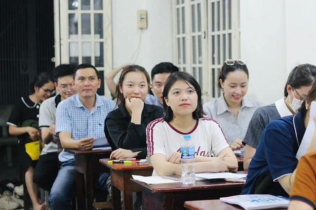 Học viên ở lớp ngoại ngữ miễn phí chùa Lá đủ mọi lứa tuổi. Ảnh: Thái Thanh 3lophoc.jpg