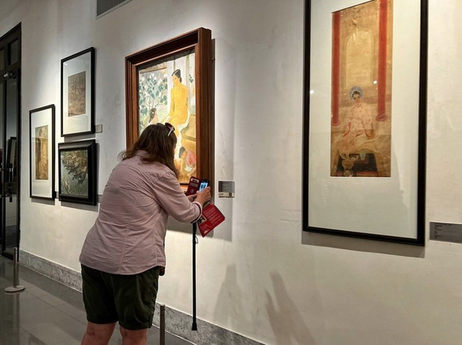 Du khách sau khi tải app iMuseum VFA có thể quét mã để được nghe thuyết minh về từng tác phẩm nghệ thuật. Ảnh: Mai Mai/Vietnam+ 3mythuat.jpg