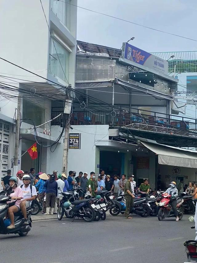 Công an phường Phước Long, TP Nha Trang đang phong tỏa hiện trường, ảnh: Lee Phạm nghiana.jpg