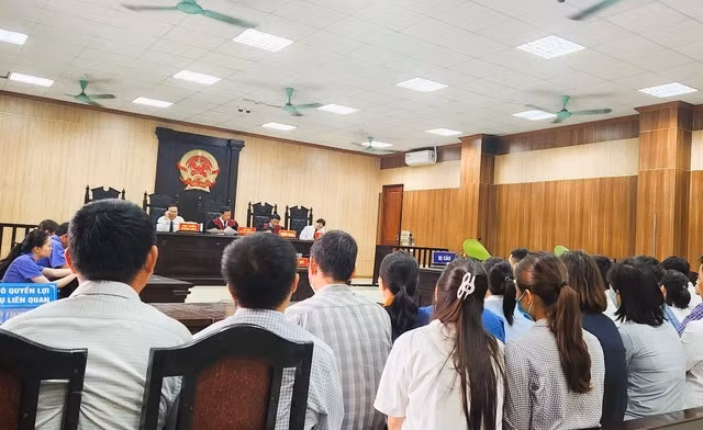 Quang cảnh phiên xét xử vụ đưa, nhận hối lộ lớn nhất ở Thanh Hóa hôm 28-4. Ảnh: Tuấn Minh