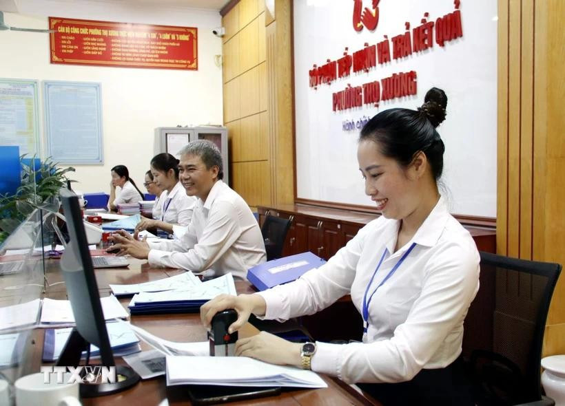 Bộ phận một cửa UBND phường Thọ Xương, thành phố Bắc Giang. Ảnh: Đồng Thúy/TTXVN chinh-quyn-dia-phuong.jpg