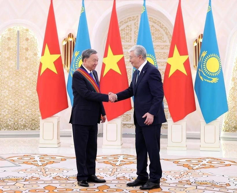 Tổng thống Kassym-Jomart Tokayev trao Huân chương Hữu nghị hạng Nhất của Nhà nước Kazakhstan cho Tổng Bí thư Tô Lâm. Ảnh: Thống Nhất/TTXVN tuyen-bo-chungdd.jpg