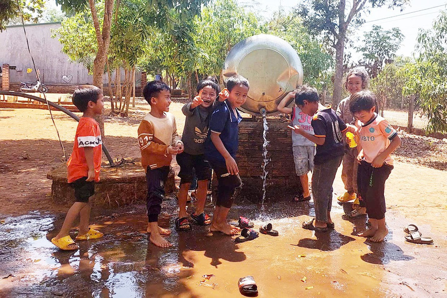 Nước sạch về làng Đak Mong. Ảnh: N.D 3nuoc-sach-ve-lang-dak-mong.jpg