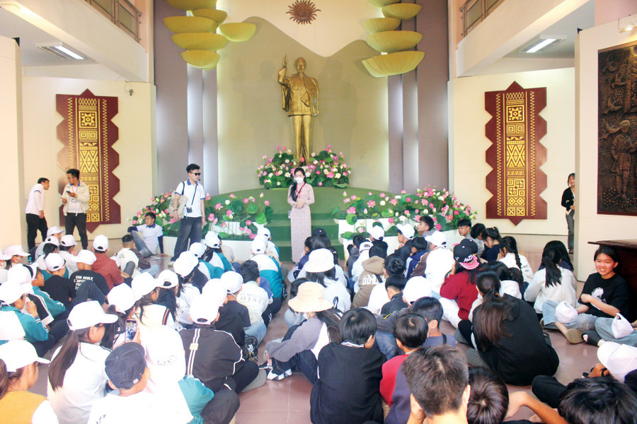 Bảo tàng Lâm Đồng những ngày tháng Tư thu hút học sinh tham quan. 1tndd.jpg
