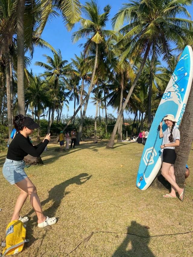 Không ít người trẻ thích thú khi đến vui chơi, check-in tại đầm An Khê. ẢNH: NGUYỄN THANH NHẬT Không ít người trẻ thích thú khi đến vui chơi, check-in tại đầm An Khê. ẢNH: NGUYỄN THANH NHẬT