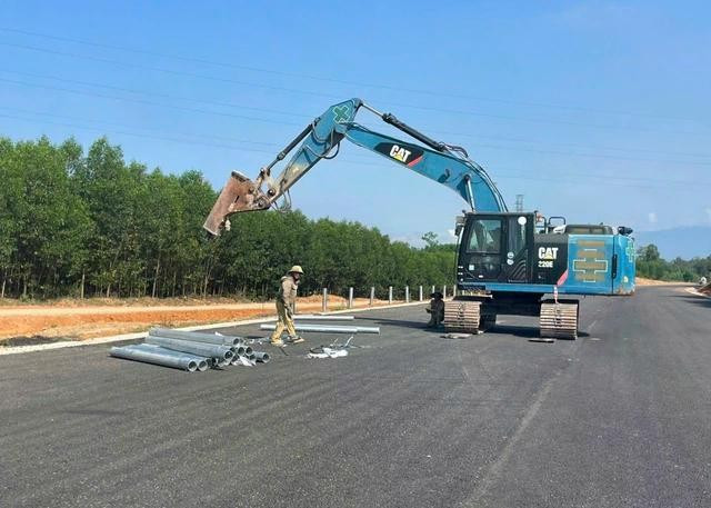 Công nhân đang lắp hộ lan trên tuyến cao tốc Hoài Nhơn - Quy Nhơn. ẢNH: H.P Công nhân đang lắp hộ lan trên tuyến cao tốc Hoài Nhơn - Quy Nhơn. ẢNH: H.P