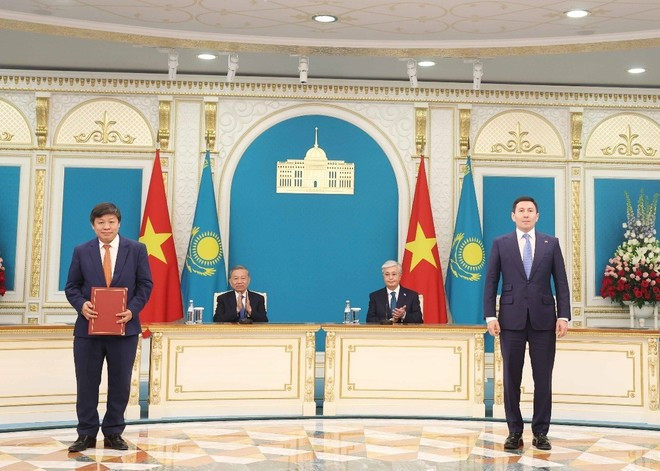 Tổng Bí thư Tô Lâm và Tổng thống Kassym-Jomart Tokayev chứng kiến Lễ trao Biên bản xác nhận việc hoàn tất giao dịch mua bán cổ phần trong Công ty Cổ phần Qazaq Air giữa Tập đoàn Sovico và Quỹ Samruk-Kazyna của Kazakhstan. (Ảnh: Thống Nhất/TTXVN) Tổng Bí thư Tô Lâm và Tổng thống Kassym-Jomart Tokayev chứng kiến Lễ trao Biên bản xác nhận việc hoàn tất giao dịch mua bán cổ phần trong Công ty Cổ phần Qazaq Air giữa Tập đoàn Sovico và Quỹ Samruk-Kazyna của Kazakhstan. (Ảnh: Thống Nhất/TTXVN)