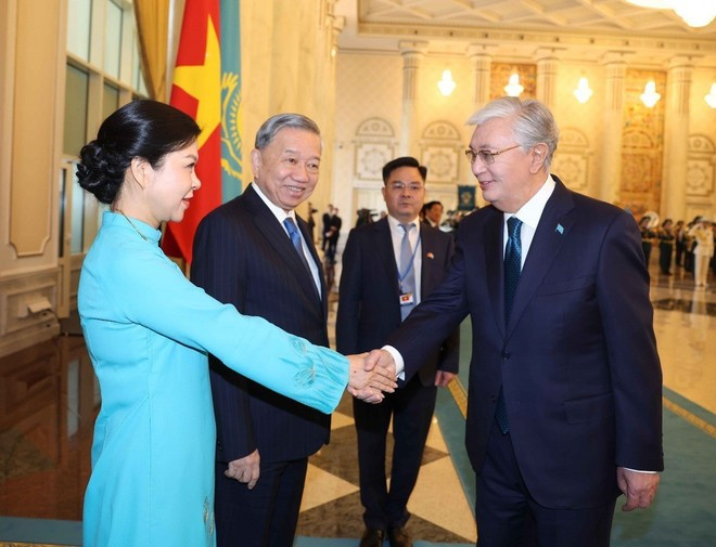Tổng thống Kazakhstan Kassym-Jomart Tokayev đón Tổng Bí thư Tô Lâm và Phu nhân. (Ảnh: Thống Nhất/TTXVN) Tổng thống Kazakhstan Kassym-Jomart Tokayev đón Tổng Bí thư Tô Lâm và Phu nhân. (Ảnh: Thống Nhất/TTXVN)