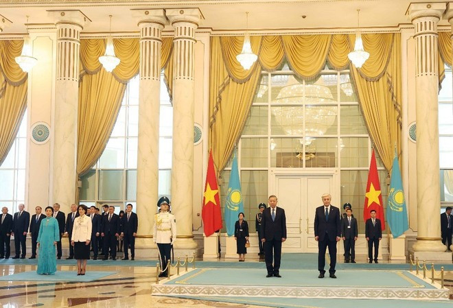 Tổng thống Kazakhstan Kassym-Jomart Tokayev chủ trì Lễ đón chính thức Tổng Bí thư Tô Lâm và Phu nhân. (Ảnh: Thống Nhất/TTXVN) Tổng thống Kazakhstan Kassym-Jomart Tokayev chủ trì Lễ đón chính thức Tổng Bí thư Tô Lâm và Phu nhân. (Ảnh: Thống Nhất/TTXVN)
