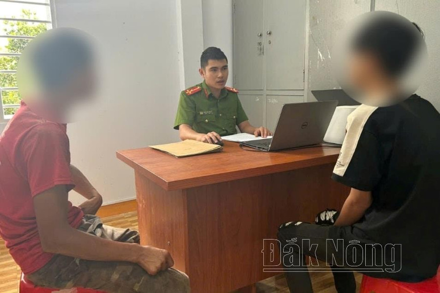 Công an xã làm việc với N.Q.V (mặc áo đen ngoài cùng bên phải) Công an xã làm việc với N.Q.V (mặc áo đen ngoài cùng bên phải)