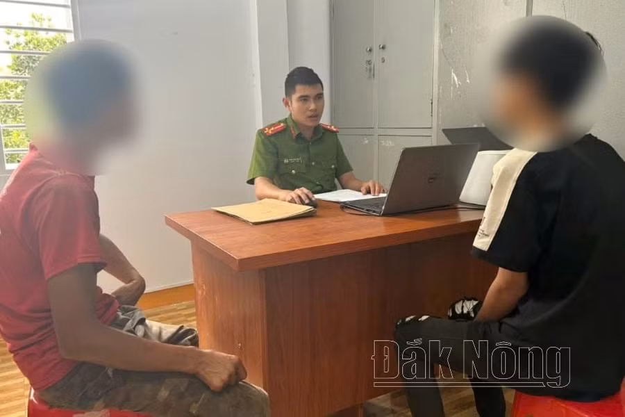 Công an xã làm việc với N.Q.V (mặc áo đen ngoài cùng bên phải)