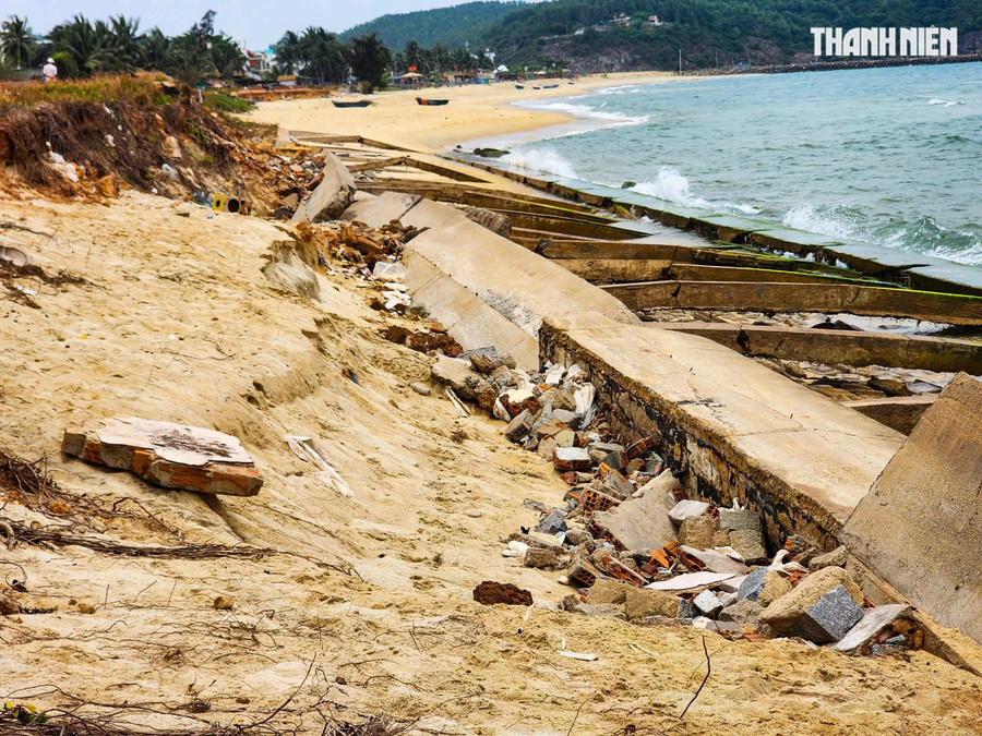 Đứng trước bờ kè, hướng mắt nhìn ra biển, ông Phan Xanh (73 tuổi, ở xã Tam Quan Bắc, TX.Hoài Nhơn) cho hay, kè chống xói lở bờ biển Tam Quan bị hư hỏng đã lâu, mỗi khi có sóng đánh vào là lôi bê tông cốt thép ra biển. Người dân sống ở gần bờ biển rất lo lắng, mong các cấp chính quyền có biện pháp khắc phục. ẢNH: HẢI PHONG