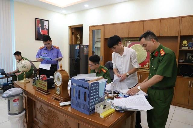 ប៉ូលិសបានឆែកឆេរការិយាល័យជនជាប់ចោទ។ រូបថត៖ CACC Công an khám xét tại phòng làm việc của bị can. ẢNH: CACC