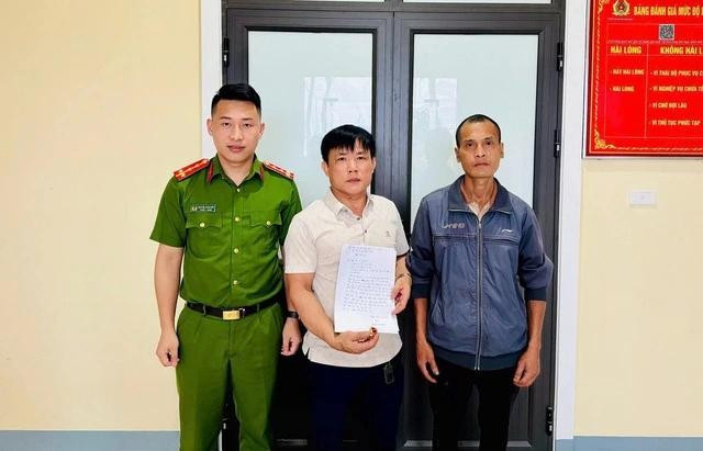 Công an xã Trung Phúc Cường trao trả lại chiếc nhẫn cho ông Dũng có sự chứng kiến của ông Lợi (bìa phải). ẢNH: C.A Công an xã Trung Phúc Cường trao trả lại chiếc nhẫn cho ông Dũng có sự chứng kiến của ông Lợi (bìa phải). ẢNH: C.A