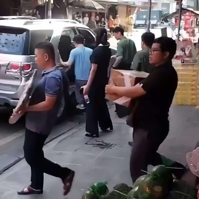 Lực lượng chức năng thu giữ nhiều tài liệu để phục vụ công tác điều tra. Ảnh: cắt từ clip Lực lượng chức năng thu giữ nhiều tài liệu để phục vụ công tác điều tra. Ảnh: cắt từ clip