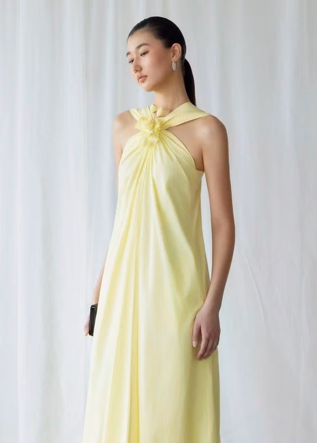 Gam màu vàng thanh nhã, dịu nhẹ thổi làn gió mới cho tủ đồ mùa hè thêm phần lãng mạn và tươi trẻ hơn. ẢNH: NOSBYN STUDIO