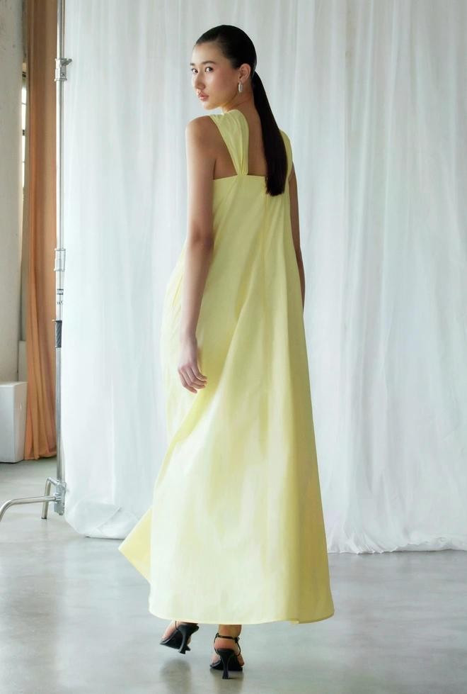 Các chất liệu hàng đầu của đầm suông mùa hè là cotton, linen hay vải voan tơ. Đừng ngại ngần sử dụng những thiết kế nhiều màu sắc để có thể tạo nên điểm nhấn đáng nhớ cho phong cách cá nhân. ẢNH: NOSBYN STUDIO Các chất liệu hàng đầu của đầm suông mùa hè là cotton, linen hay vải voan tơ. Đừng ngại ngần sử dụng những thiết kế nhiều màu sắc để có thể tạo nên điểm nhấn đáng nhớ cho phong cách cá nhân. ẢNH: NOSBYN STUDIO
